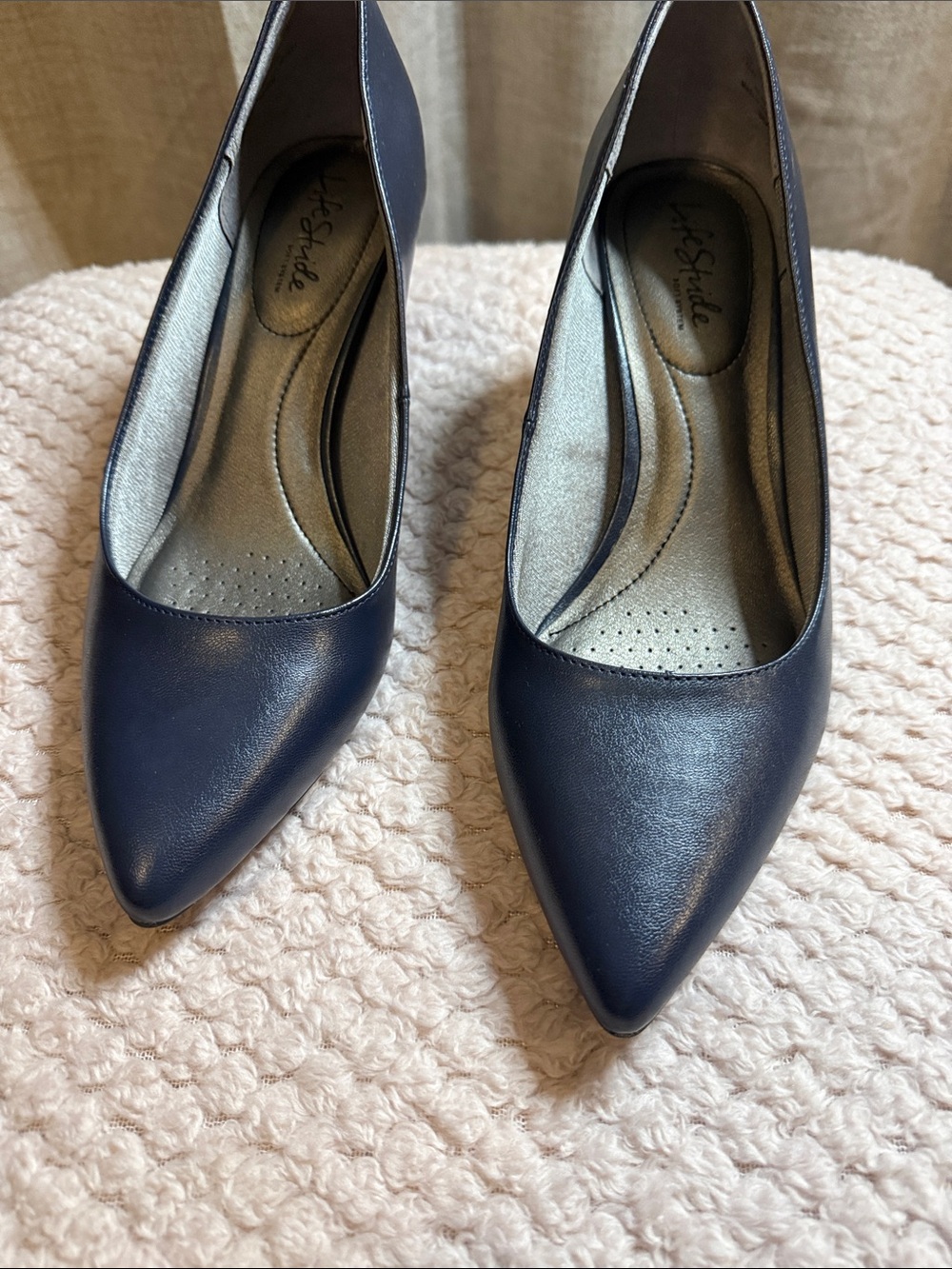 Life Stride Navy Pointed-Toe Heels